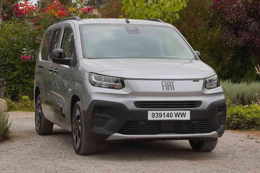 Face avant du Fiat Doblo 7 places