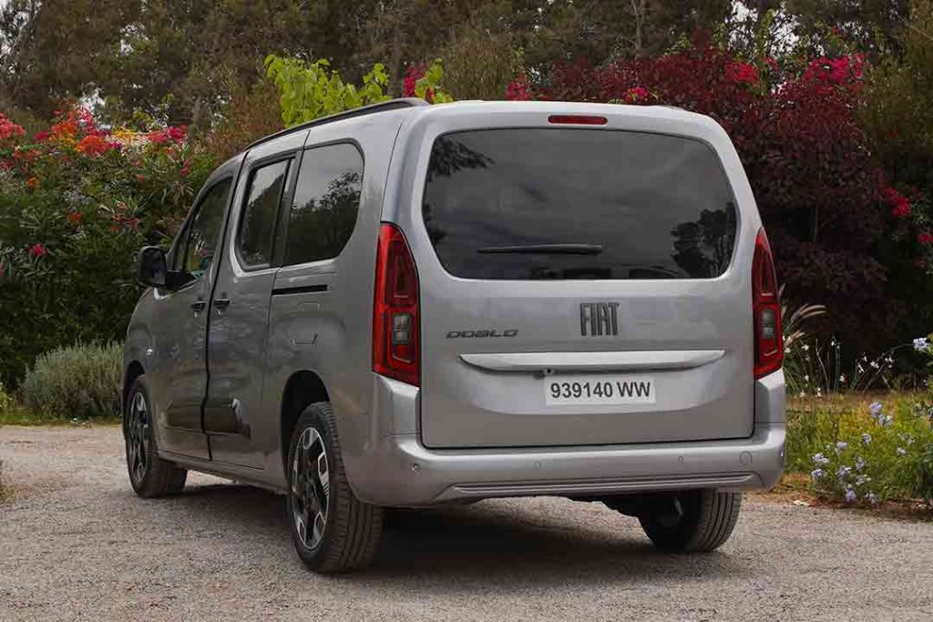 Fiat Doblo 7 places vu de trois quarts arrière