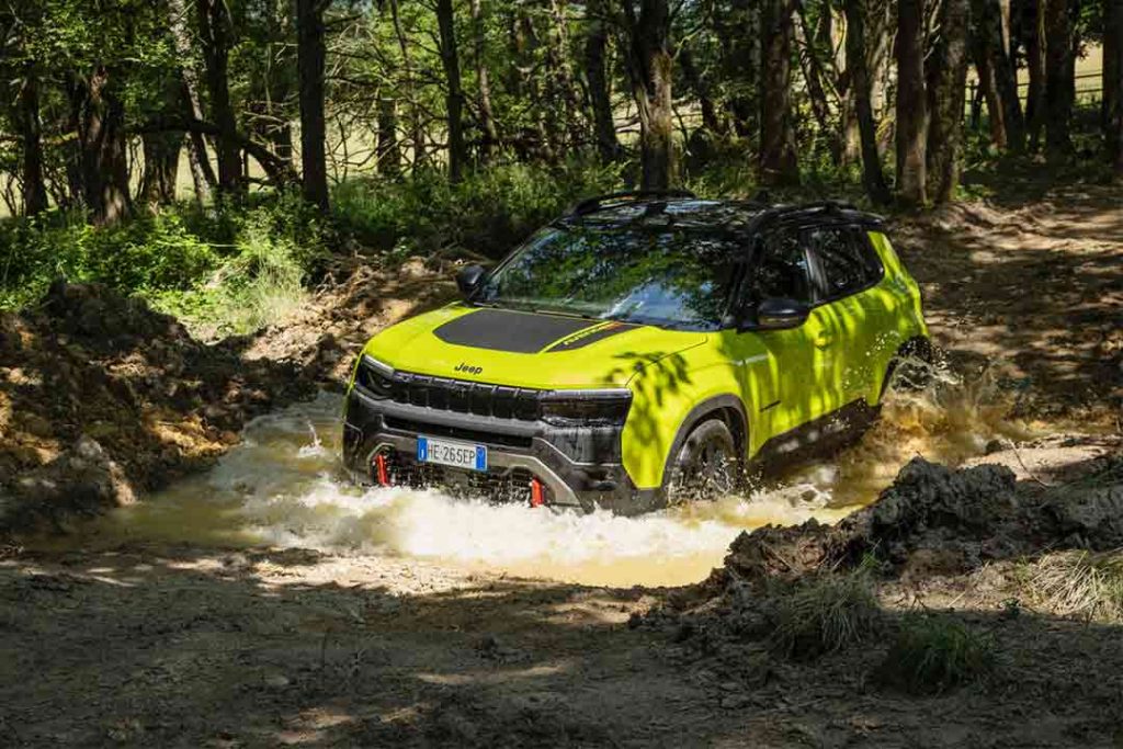 Jeep Avenger 4xe franchissant un obstacle